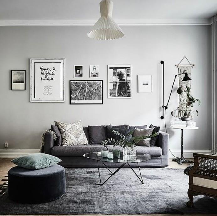 moderná obývačka sivá a biela s malými zelenými akcentmi a parketovým modelom škandinávska obývačka