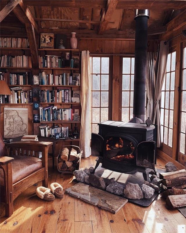 Rustik vardagsrumsinredning med träsoffa och lädersäte eldstad design rå trä bokhylla möblera en bokhylla i ett vardagsrum
