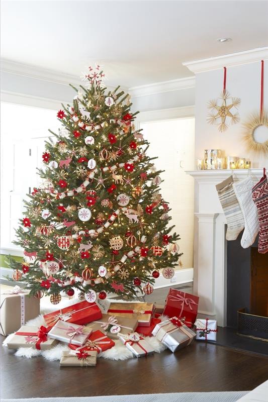 Dekorácia vianočného stromčeka tradičné ozdoby na vianočný stromček drevo vianočné svetlá darčeky balenie krb