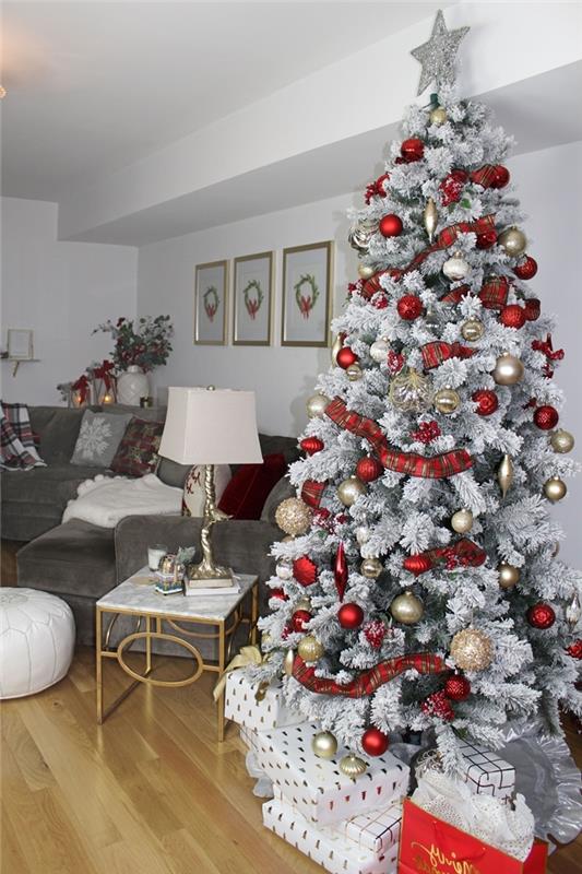 Julgransdekoration falska träd vita grenar rött band silver stjärnprydnader julkulor