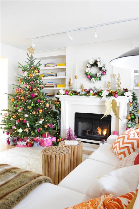 vitt vardagsrumsdesign med trämöbler, modern trendig julgransdekorationsidé med regnbågseffekt