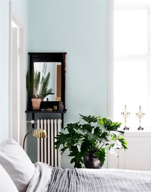 Škandinávska výzdoba spálne, premaľovaná na svetlo modrú, bielu a sivú posteľnú bielizeň, zelenú rastlinu, vintage zrkadlo