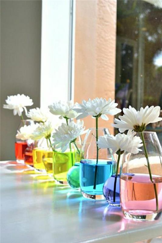 bröllop-bord-deco-vas-med-färgade-vatten-och-färska-blommor