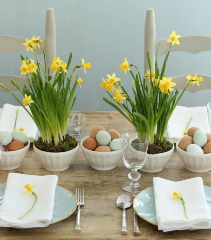 rustikálny-stolný-dekor-v-triezvom štýle-narcis-a-elegantné-deko-prvky