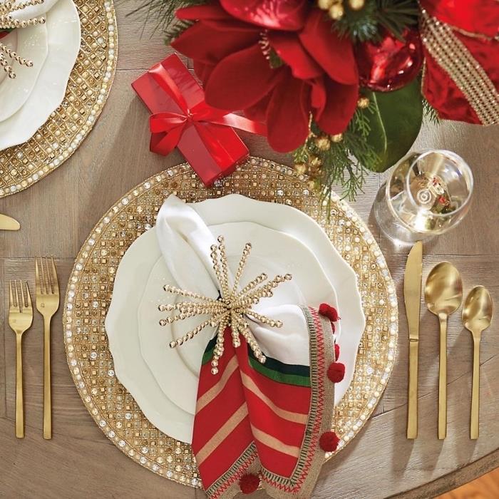 aké farby použiť na vianočný stôl, krásna vianočná dekorácia so zlatými riadmi a taniermi, pekné skladanie látkového obrúska
