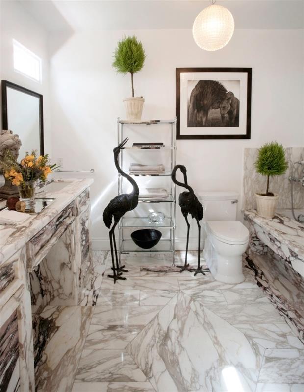 mramorová dlažba, luxusná dekorácia toalety s bielymi stenami s bielou a sivou mramorovou podlahou