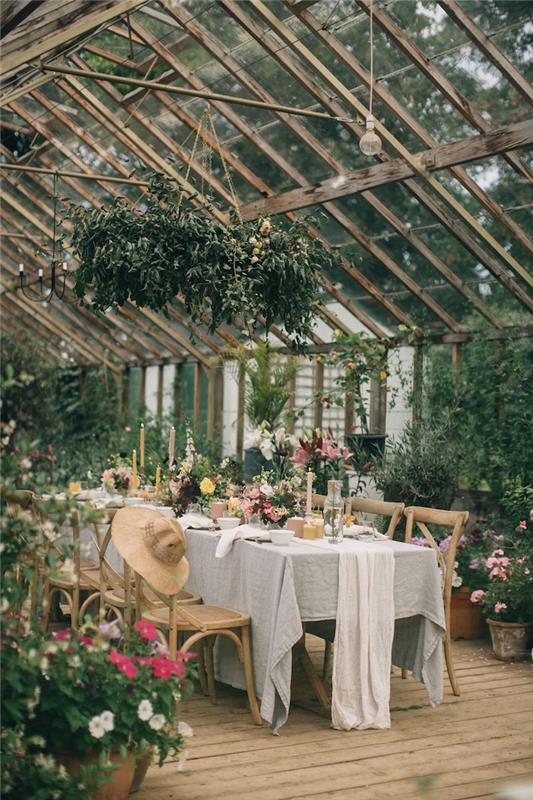 nápad na svadobnú párty na záhradnej párty vo viktoriánskom štýle, rustikálna dekorácia stolu v niekoľkých poľných kvetoch