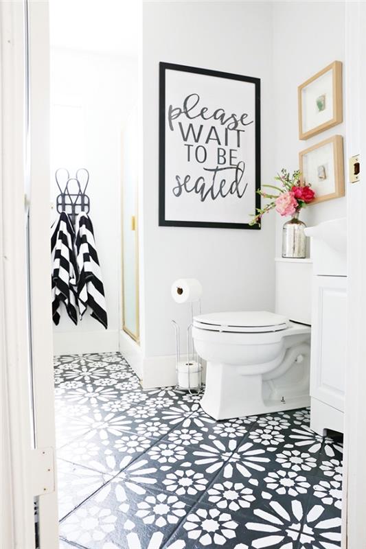 príklad modernej wc dekorácie s čiernymi doplnkami, wc interiérový dizajn s bielymi stenami s drevenými a čiernymi ozdobnými predmetmi