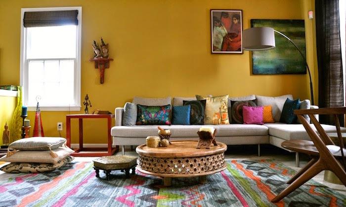 exotiska etno dekorativa föremål, boho etnisk dekoration för vardagsrum, exotiskt trä soffbord, färgglada indiska kuddar