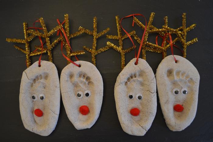 kutilská vianočná dekorácia v slanej paste s detskou stopou v tvare hlavy soba a zlatých trblietavých rohov
