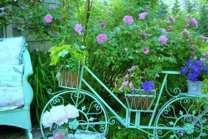 vintage cykel shabby blå färg, rustika korgar med planterade blommor, paradis trädgård