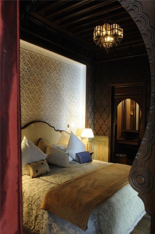 Nápad na malú spálňu v orientálnom štýle, izbu s bielymi stenami s čiernym stropom a béžovým dizajnovým čelom