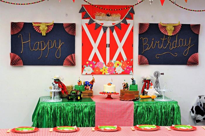 pojke födelsedagsdekoration på gårdstemat, födelsedagsbuffé klädd i en grön fransad bords kjol och en rutig bordslöpare, väggdekoration av dekorativa paneler för 1 års födelsedag