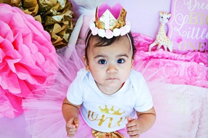 prinsessas födelsedagskostym med krona dekorerad med rosor och tutukjol, prinsessedema med födelsedagsflicka dekoration med jättepappersblommor