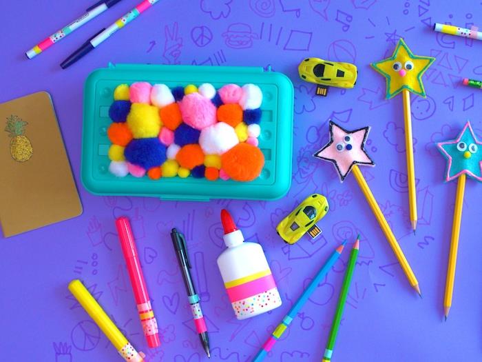 dekorácia potravinový box ozdobený pomponmi a farebnými ceruzkami ozdobený filcovými hviezdičkami ľahká ručná činnosť 3 5 rokov