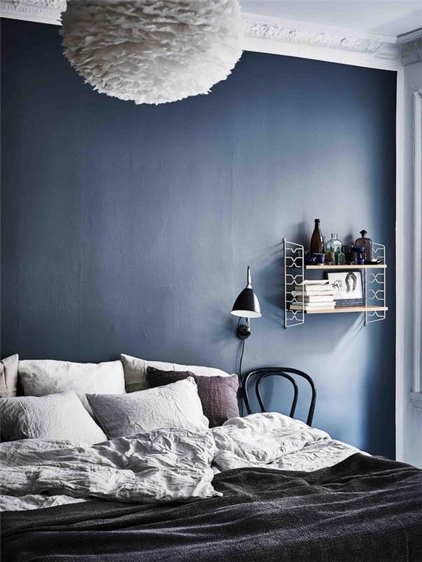 minimalistická myšlienka farby spálne, spálňový dizajn s polnočnými modrými stenami s bielym stropom