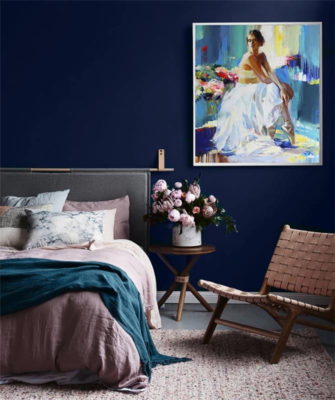nápady na maľovanie do modernej spálne v polnočnom modrom odtieni, ako vyzdobiť ženskú spálňu púdrovo ružovými akcentmi