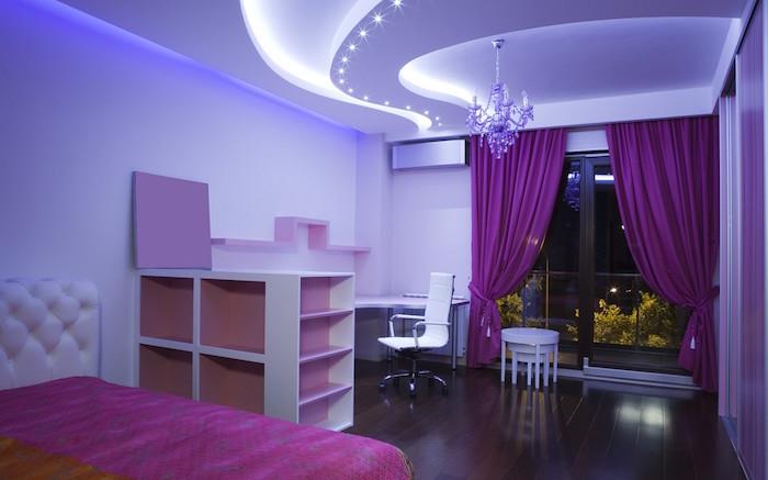 moderná ružová spálňa pre dievča, izba s gýčovo -fialovým dekorom
