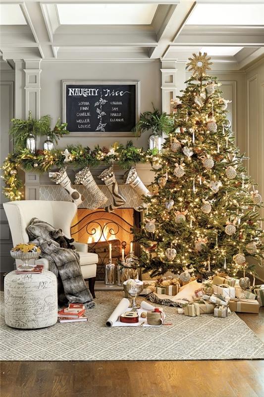 mysigt vardagsrum med grå väggar och vitt tak med trägolv och öppen spis, naturlig julgransdekoration med guldprydnader