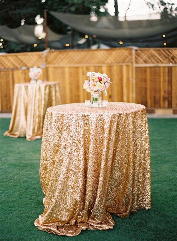 elegant-dekoration-med-glänsande-guld-duk-för-bröllopet-bord