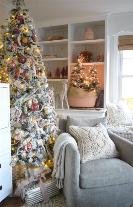 hur man skapar en kokande atmosfär i ett flickrum med vita väggar med en stor original julgran