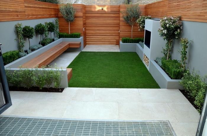 فكرة ديكو حديقة صغيرة ذات مناظر طبيعية مع عشب اصطناعي وشرفة من البلاط ، سياج نموذجي من الخشب البني