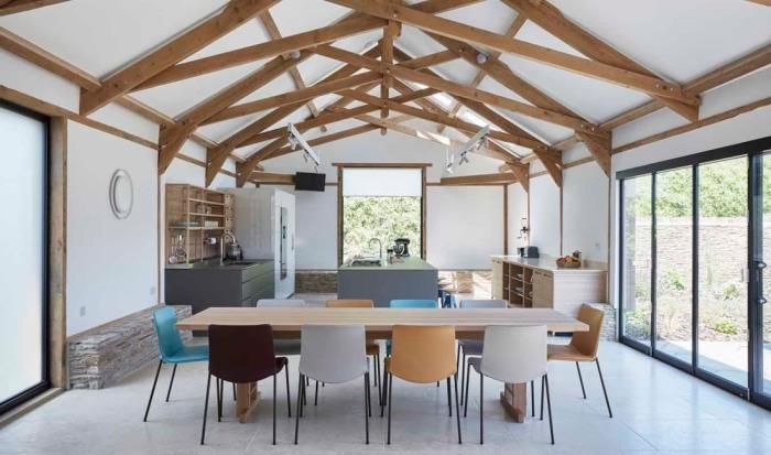 transformácia stodoly na obytný, paralelný kuchynský dizajn s centrálnym ostrovčekom otvoreným do jedálne na podlahe s cementovým efektom