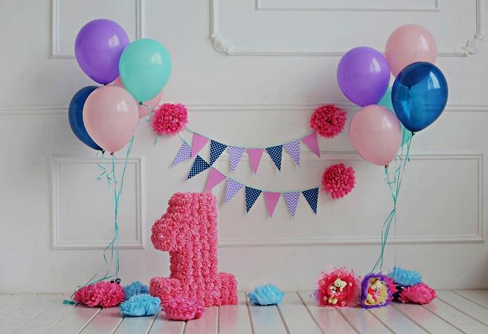 barnfödelsedagsdekor för en fotografering, födelsedagsdekor med jättefigur av konstgjorda blommor, silkespapperblommor och färgglada ballonger