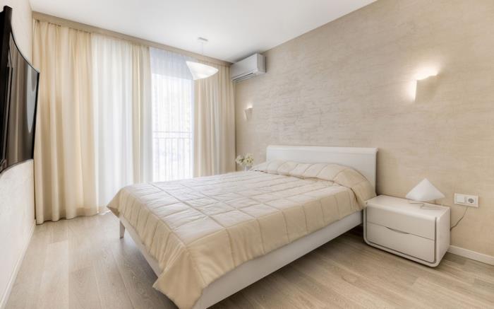 snygg minimalistisk design med moderna vita sovrumsmöbler, väggbeklädnad i trätapeter