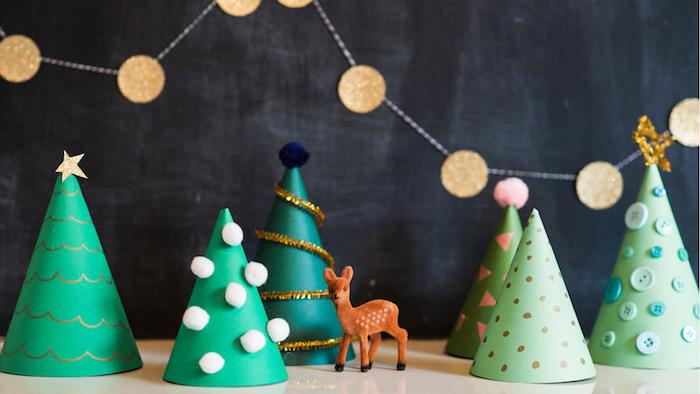 ukážka vianočnej dekorácie z papiera, malý papierový vianočný stromček s ozdobou kresieb, pomponov, gombíkov a iných, vianočná scéna