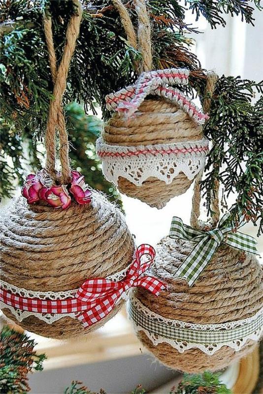 Vianočná manuálna aktivita s guličkami na vianočný stromček, omotanými hnedou šnúrkou, s kockovanými stužkami a čipkou