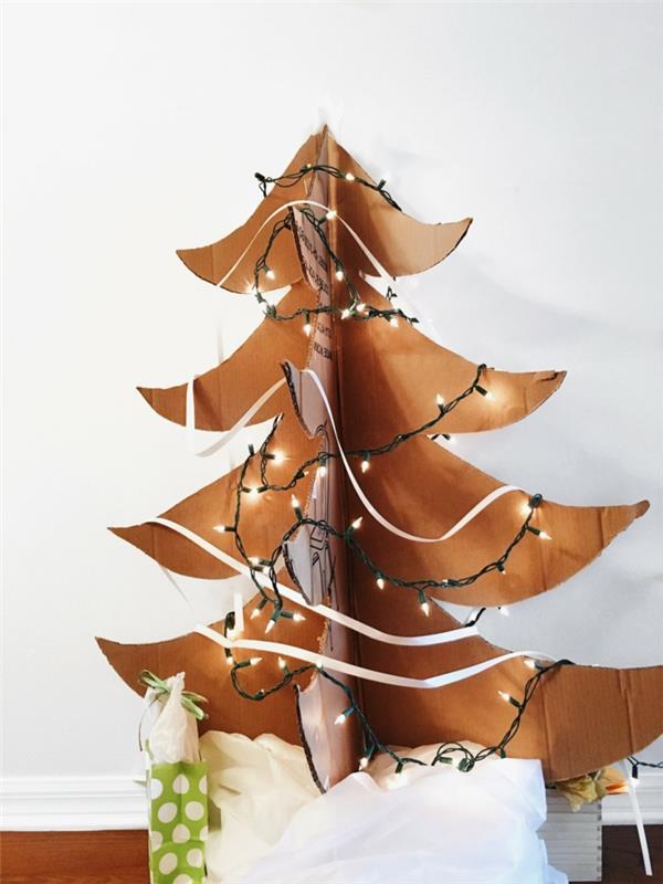 ručne robená vianočná dekorácia, kartónový stromček ozdobený svetlou girlandou