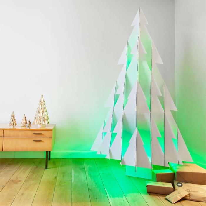 ručne robená vianočná dekorácia, biely stromček osvetlený jemnou žiarou