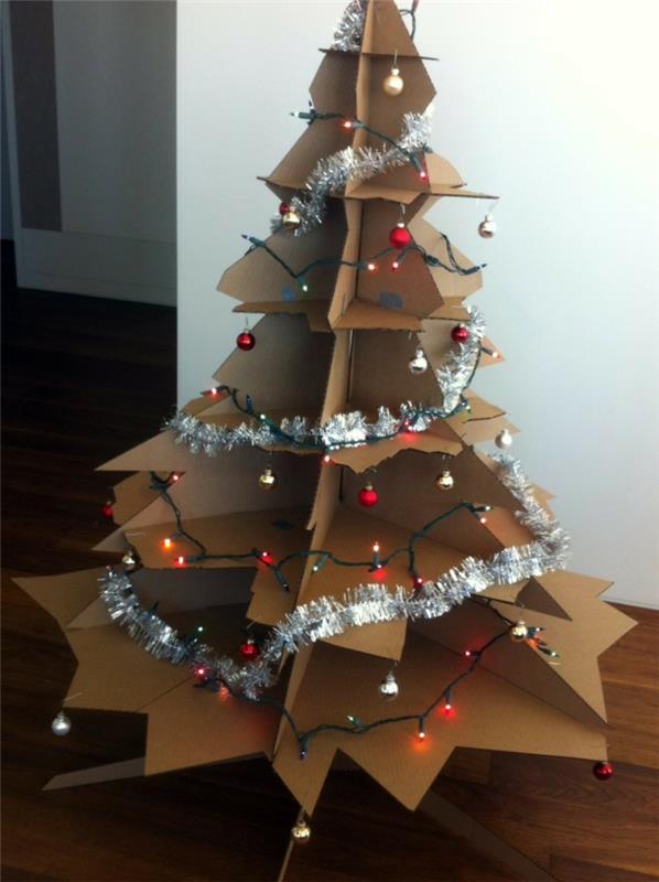 ručne robená vianočná dekorácia, vianočný stromček z kartónu s girlandami