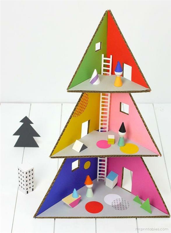 ručne robená vianočná dekorácia, kartónové trojuholníky vianočný stromček, domček pre bábiky