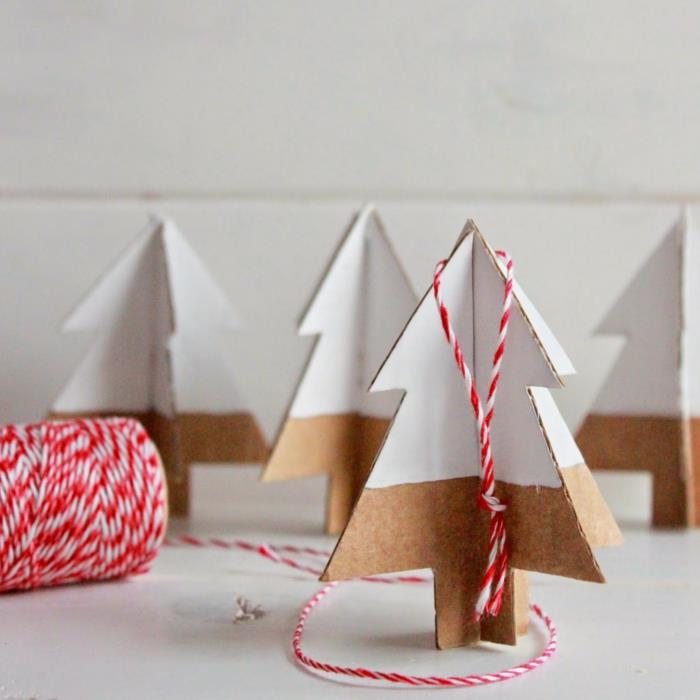 ručne vyrobená vianočná dekorácia, kartónové stromčeky na ozdobu stolu alebo políc