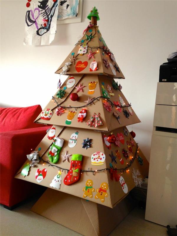 ručne vyrábaná vianočná dekorácia, vianočný stromček ozdobený niekoľkými hračkami a girlandami