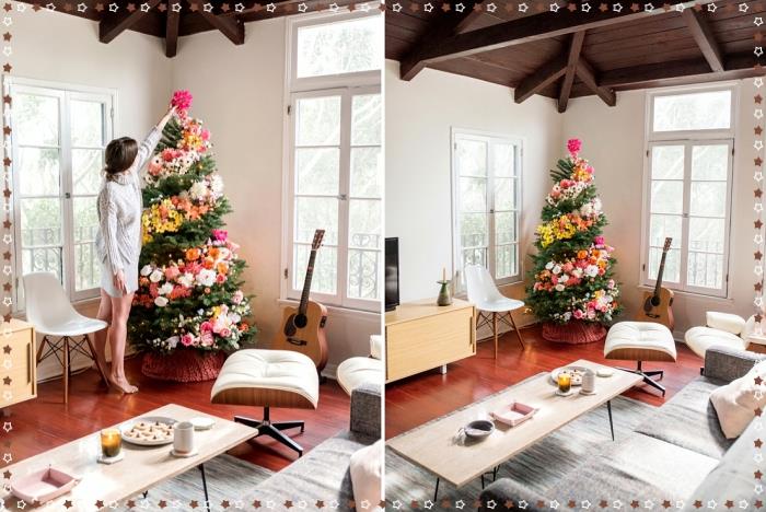 exempel på en julgran dekorerad med blommiga kransar i olika färger, mysig atmosfär i ett vitt och trä vardagsrum med blommigträd