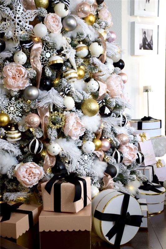exempel hur man dekorerar en stor konstgjord julgran med metallbollar och DIY snöflingor av papper