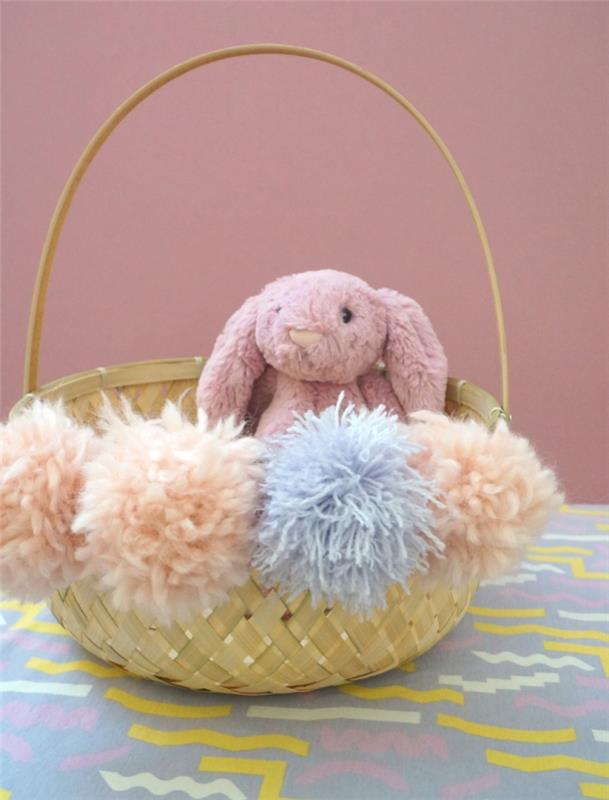 DIY veľkonočný košík, prírodný pletený košíkový vzor zdobený vlnenými pom pomami pastelových farieb