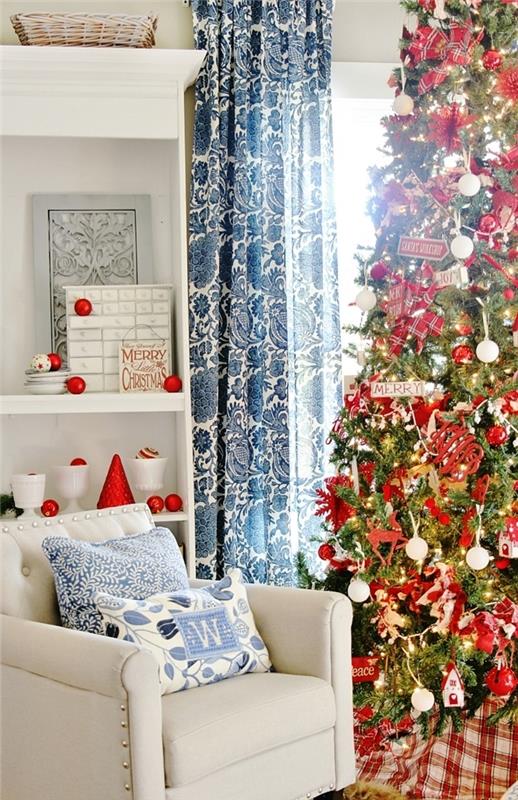 traditionellt tema julgransdekoration röda och vita prydnader fjäril knut blå gardiner