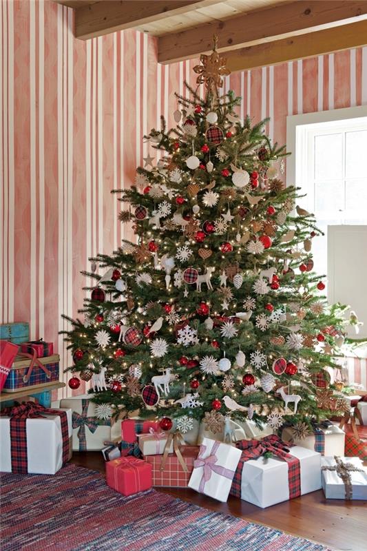 vianočný stromček dekorácia červený koberec darčeky baliaci papier červený a biely trámový strop