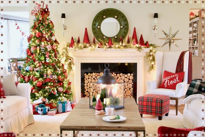 idé hur man dekorerar ett vardagsrum för julfesten med ornament och träd i gröna, röda och guldfärger i traditionell stil, julgransdekoration