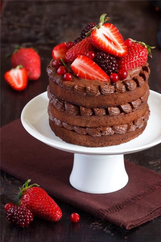 aký ľahký koláčový recept na valentínske jedlo, príklad čokoládového koláča zdobeného čerstvým ovocím