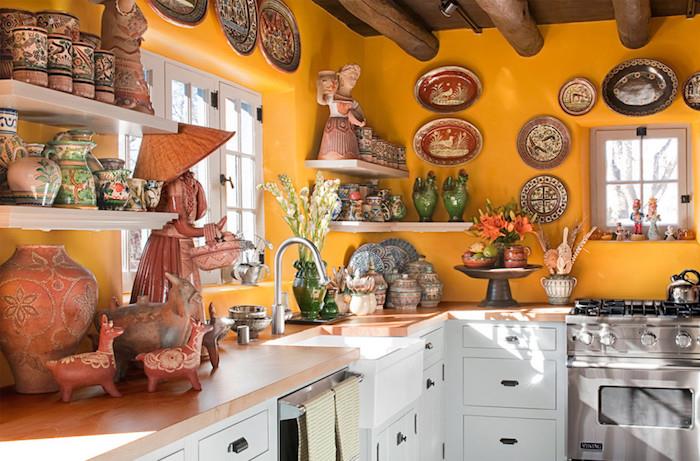 exotisk kök dekoration idé, gult kök med etnisk keramik samling