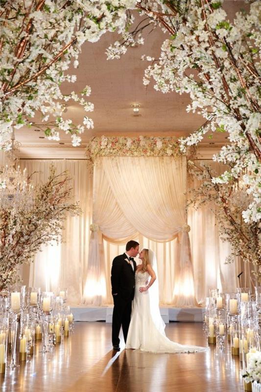 bröllop-evenemang-dekoration-med-blomma-grenar-i-vitt-bröllop-dekoration-idéer-billigt
