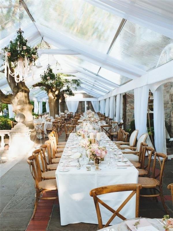 bröllop-evenemang-dekoration-drapera-tak-bröllop-vit-rustik-bröllop-dekoration-väg-av-blommor-på-bordet