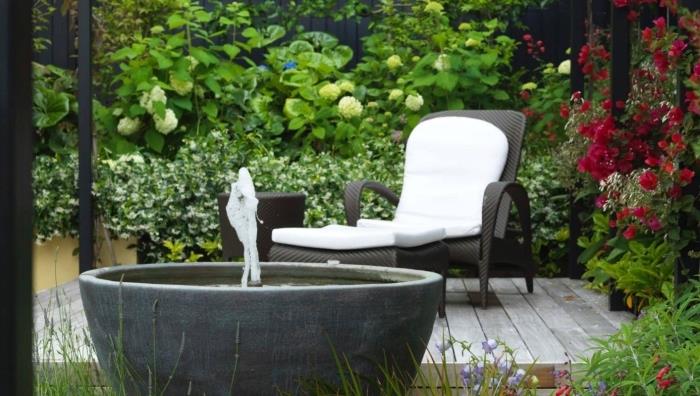 مثال على حديقة زن صغيرة مع حوض دائري وأريكة استرخاء ، وفكرة كيفية إعداد حديقة صغيرة على الطراز الياباني