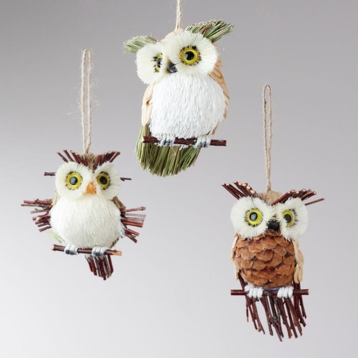 göra en dekoration med tallkotte, DIY djurfigurer gjorda av kottar och trä, höstmanuell aktivitet för barn