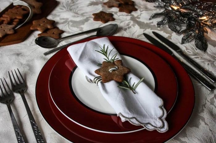 jednoduchá skladacia šablóna na obrúsky na párty, nápad na dekoráciu večierkového stolu s červenými taniermi a bielymi obrúskami